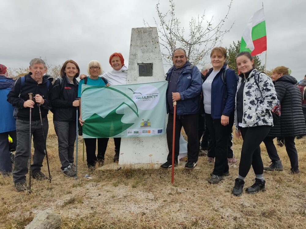 Планинари и любители на природата от Сърбия, България и Северна Македония се събраха на среща на връх Пирамида 106