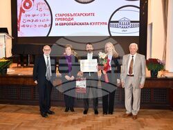 Италианският палеославист и българист проф. Алесандро Мария Бруни беше удостоен с диплома за чуждестранен член на БАН от председателя на Академията чл.-кор. Евелина Славчева. Снимка: БАН