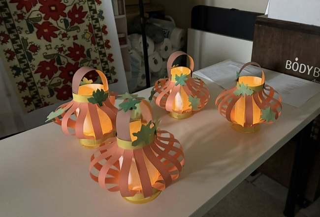 Ученици от Българското училище „Слънчогледи“ в Глен Елин, САЩ, изработваха есенни хартиени фенери