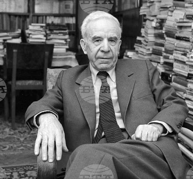 Акад. Петър Динеков - литературен историк, критик и фолклорист