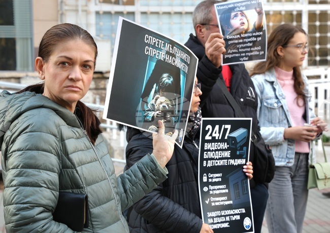 Варна - Протест срещу насилието над деца