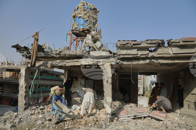 Четирима души бяха убити в Афганистан при пакистански артилерийски обстрел, съобщиха местните власти