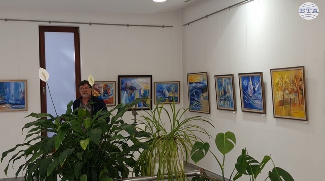 Рисувам усещанията си за морето, каза художникът и скулптор Радостин Дамасков при откриване на изложбата си в Хасково