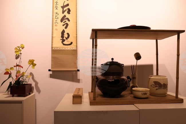 Икебаната е здраве и свобода, каза за БТА Валентина Герова за изложбата „Полъх от Япония“ в София