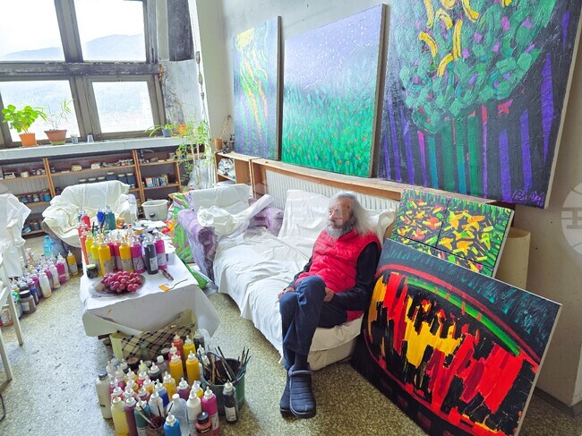 Рисуването е като зависимост – не можеш да спреш, казва художникът Велин Динев, носител на наградата „Добри Чинтулов“ за 2025 г.