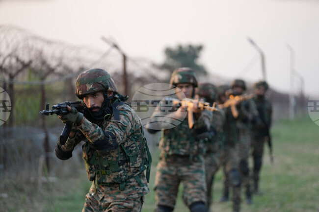 Индия обвини базирани в Пакистан ислямистки групировки и още шестима души за нападението срещу туристи в Кашмир през април