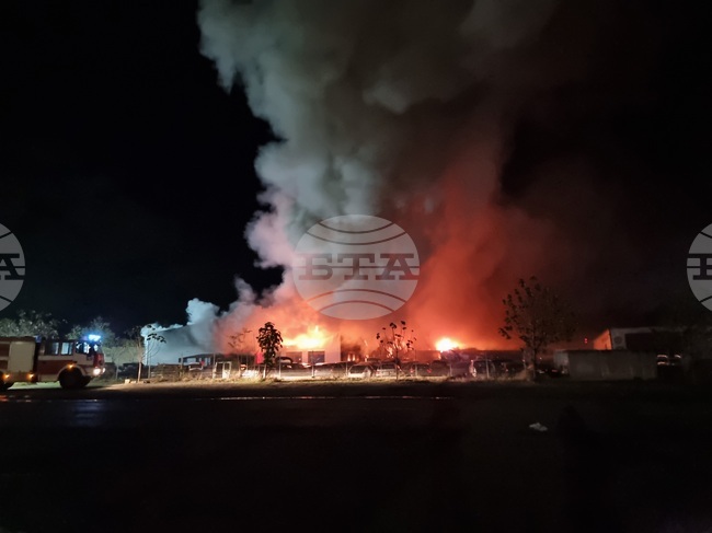 Локализиран е пожарът в автоморга в Сливен