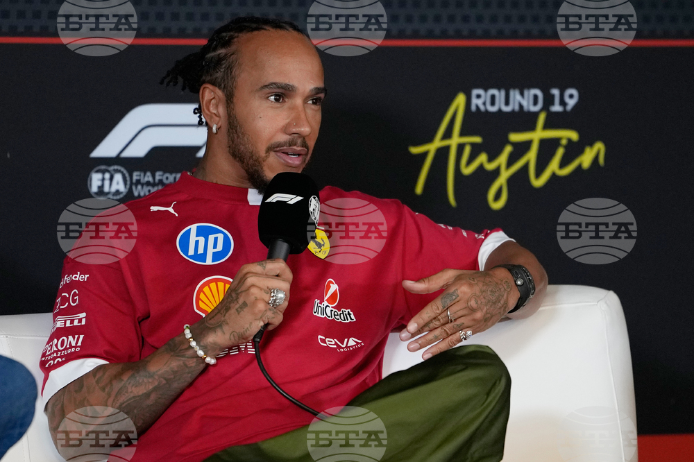 Пилотът на "Ферари" Люис Хамилтън заяви, че конете са "следващото нещо", с което иска да се занимава, след като язди за първи път преди Гран При на САЩ