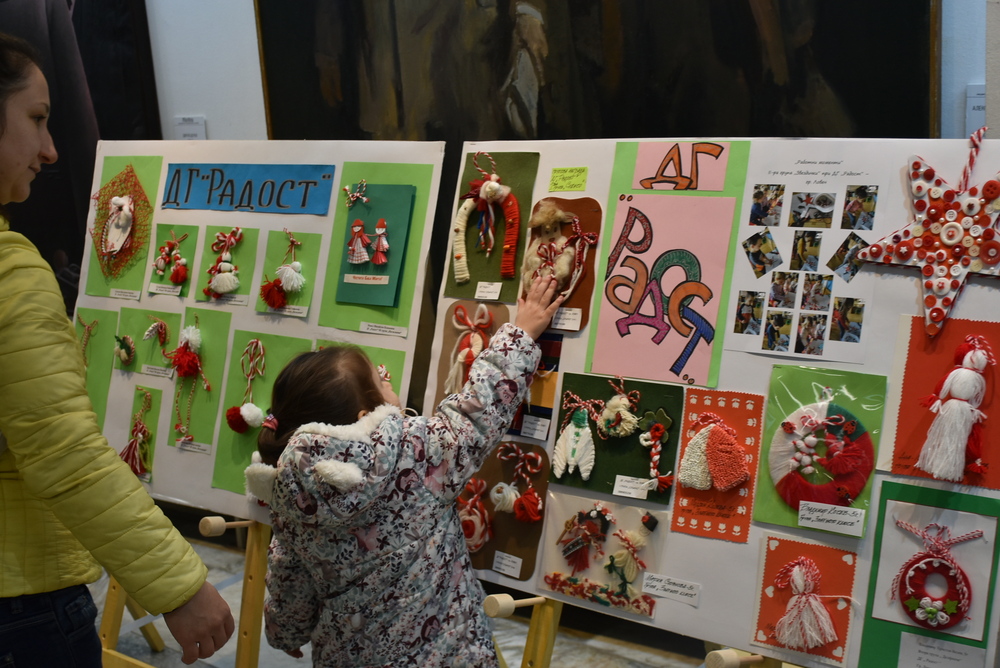 Община Ловеч: Откриха традиционната изложба от мартеници на децата в Ловеч