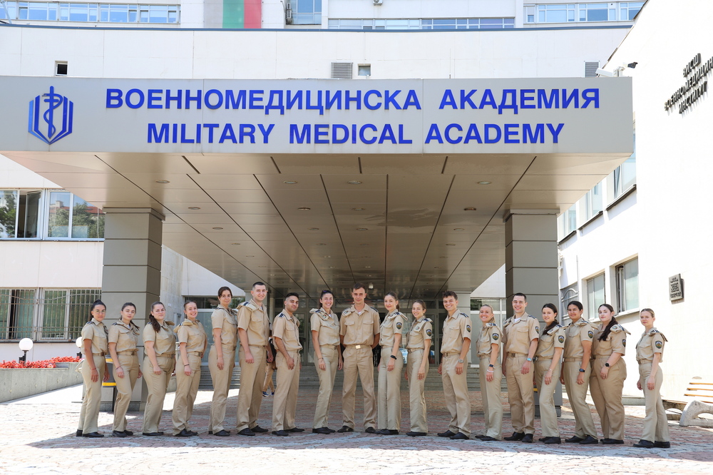 Третият випуск военни лекари получава офицерски пагони във ВМА