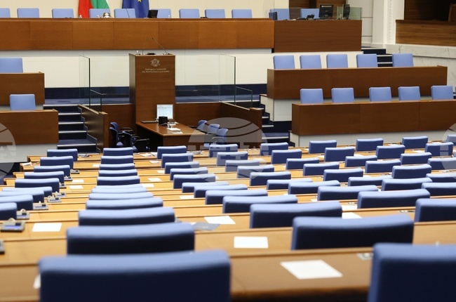 Близо половината депутати са имали неоправдани отсъствия от пленарни заседания през първия месец след лятната си ваканция