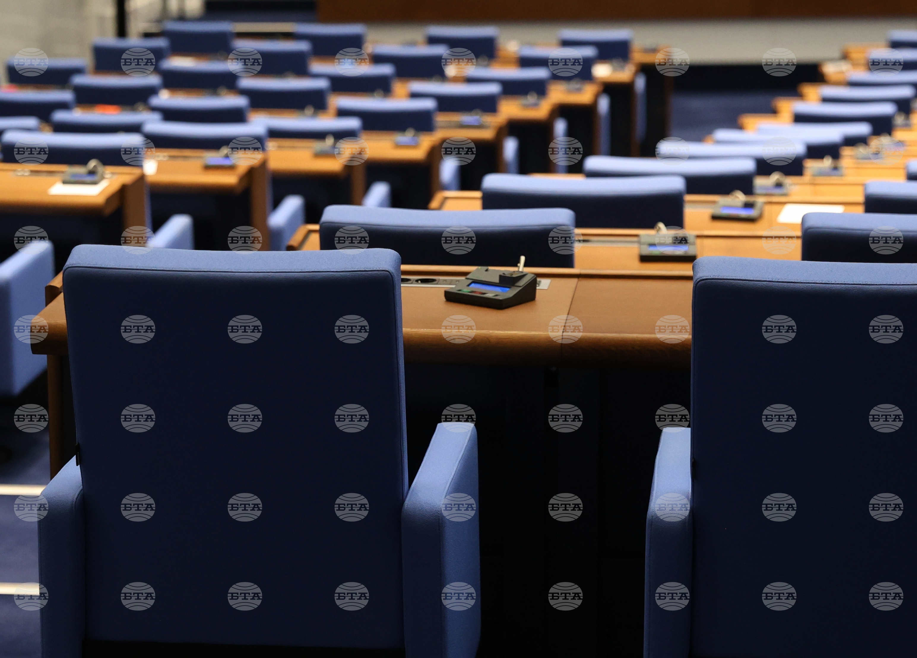 Общо 191 от 240 народни представители са имали неоправдани отсъствия от пленарни заседания през октомври