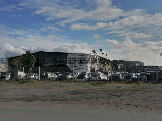 Огнище от пожара в автоморга в Сливен все още догаря, дежурен екип следи мястото