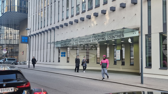 Цената на петрола на ОПЕК спадна под 70 долара за барел