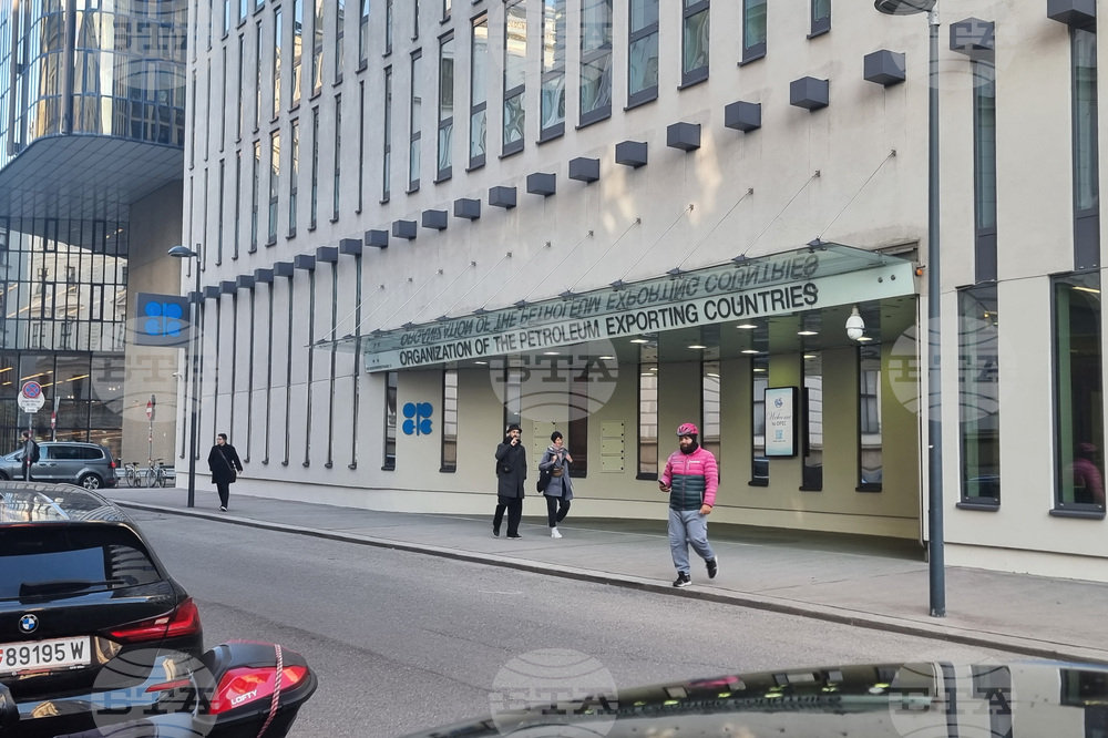 Цената на петрола на ОПЕК спадна под 70 долара за барел