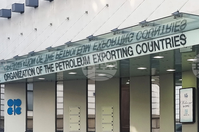 ОПЕК вече очаква лек излишък на петролния пазар през 2026 г., се посочва в месечния ѝ доклад