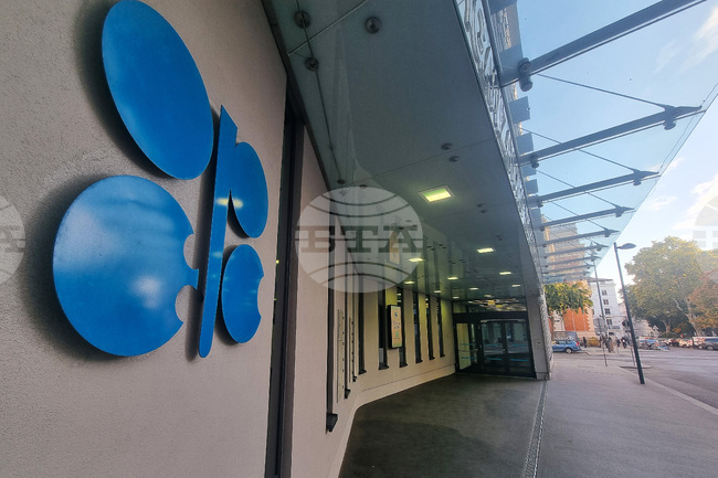 Петролът поскъпва с над 2 процента заради плана на ОПЕК+ за производството и опасенията за доставките