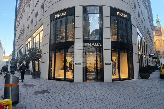 „Прада“ устоява на кризата в луксозния сектор през 2025 г. и регистрира ръст на приходите от 5 на сто 