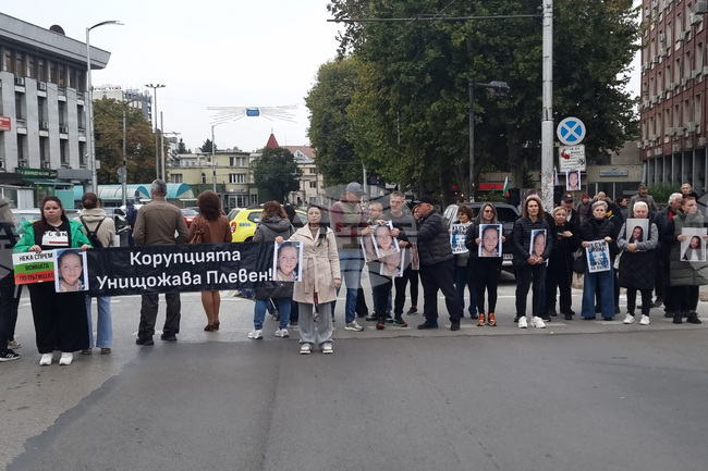 Граждани се събраха на протест в Плевен с искане за справедливост по делото за катастрофата, при която загина 12-годишната Сияна