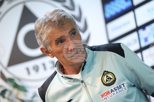 Ратко Достанич беше представен на треньорския пост в Славия