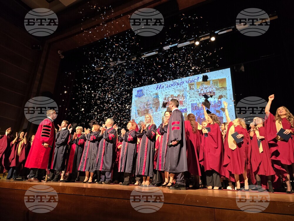 Избирам да работя в България, каза отличничката на випуска от сливенския филиал на Медицински университет – Варна Велина Митева