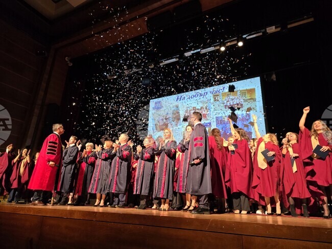 Избирам да работя в България, каза отличничката на випуска от сливенския филиал на Медицински университет – Варна Велина Митева