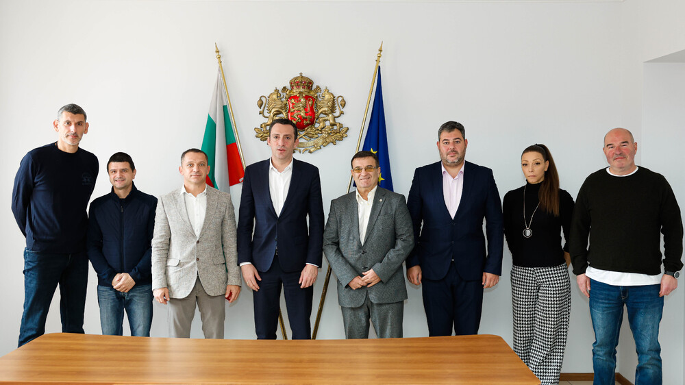 Министър Иван Пешев се срещна с представители на Обединени спортни клубове ЦСКА след успешния ремонт на Спортен комплекс "Къро"