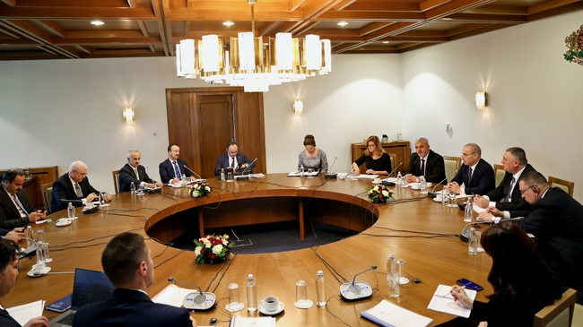 Необходимо е да изградим нови транспортни коридори между България, Турция и Румъния, каза министър Гроздан Караджов