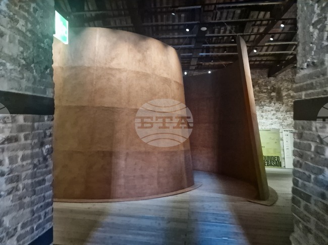 Инсталация с почва от Турция показва как традиционните знания могат да бъдат интегрирани със съвременни устойчиви архитектурни подходи