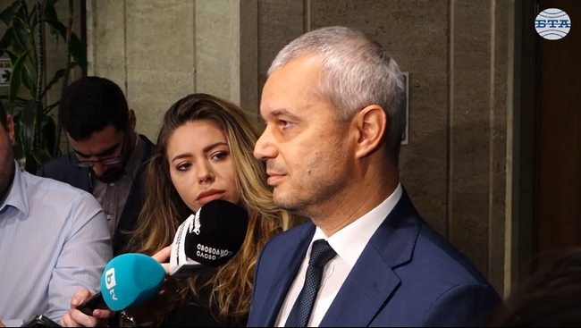 Управлението е счупено и най-добрият вариант е да отидем на нови избори, каза Костадин Костадинов