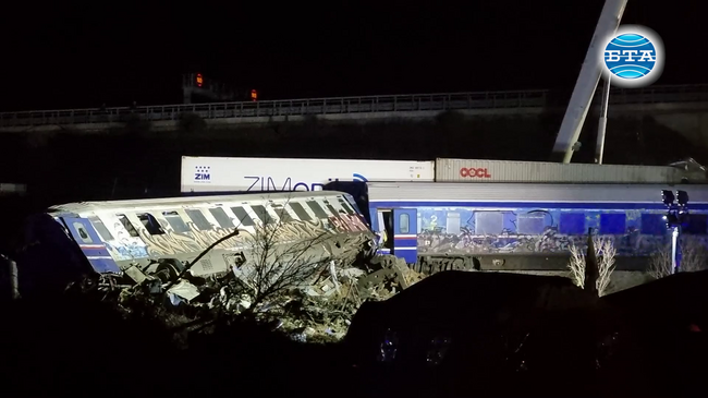 Продължава спасителната операция след катастрофата между два влака в Централна Гърция снощи