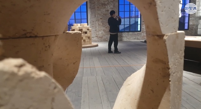 Инсталация с почва от Турция показва как традиционните знания могат да бъдат интегрирани със съвременни устойчиви архитектурни подходи