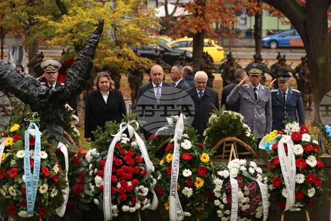 Paratroopers Day Marked in Sofia with Laying Wreaths