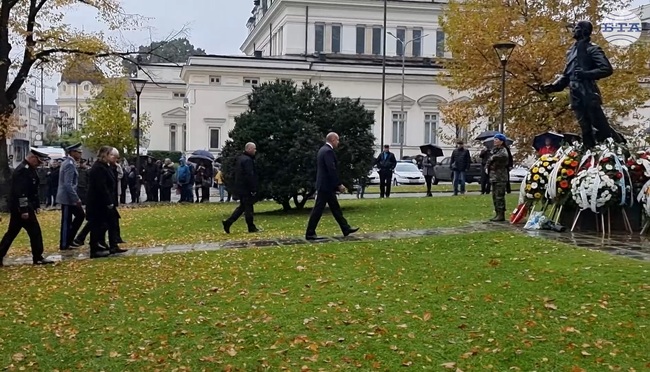 Президентът Румен Радев прие почетния караул и отдаде почит на загиналите за България военни парашутисти