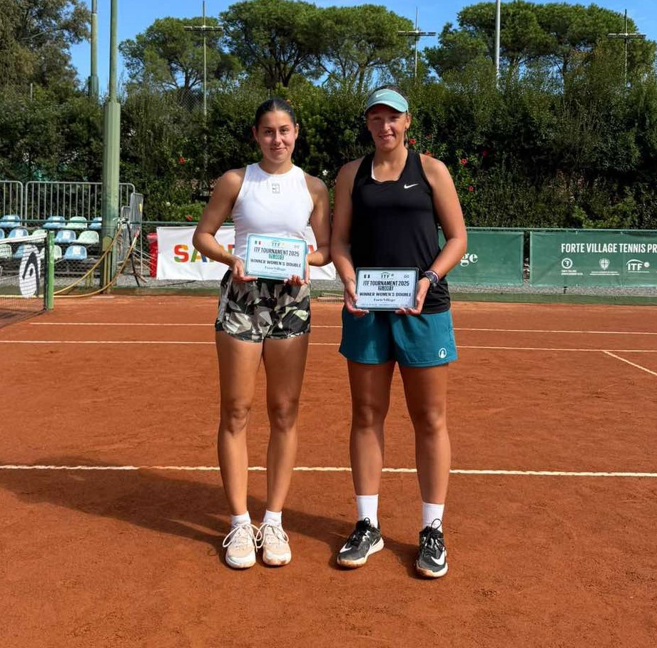 Тенис, Елизара Янева (в ляво)