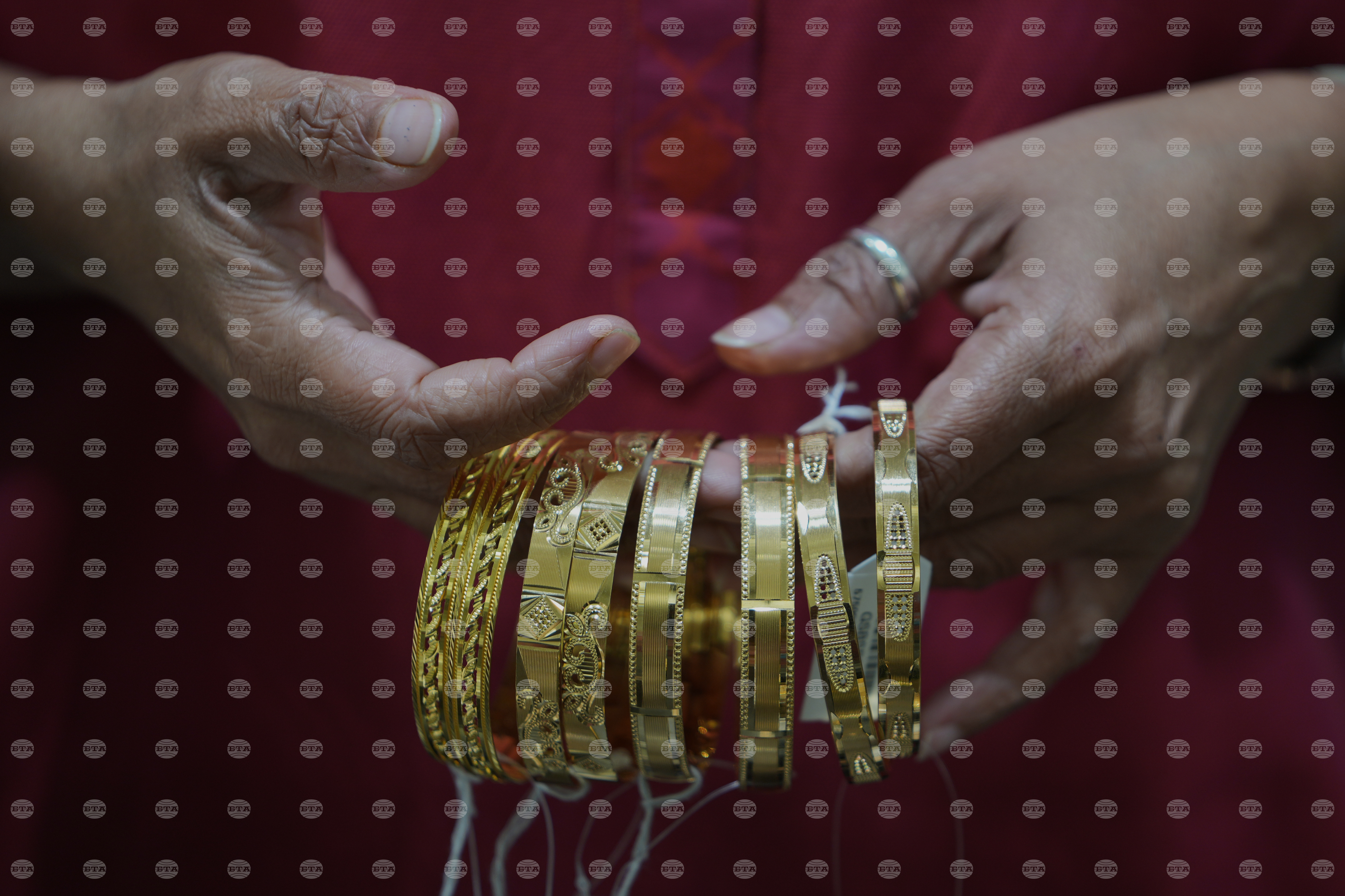 Цената на златото мина за първи път границата от 4400 долара за тройунция, среброто също е с рекордно висока стойност