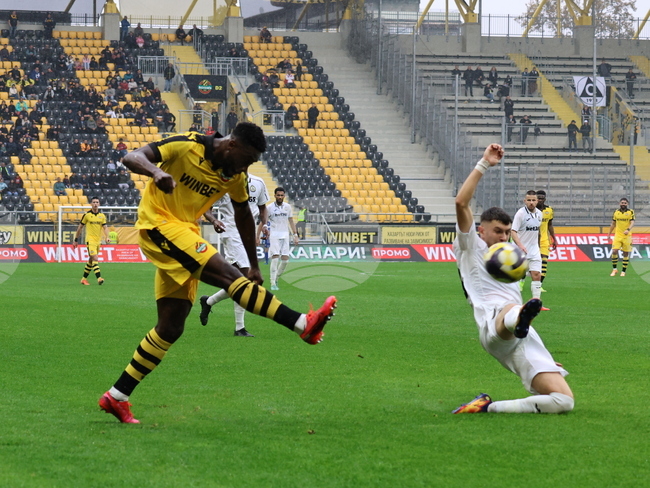 Ботев (Пловдив) и Славия не се победиха в мач с два червени картона