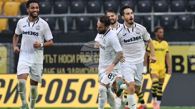 Жордан Варела и Момо Досо се завръщат в групата на Славия за мача с Ботев Пловдив