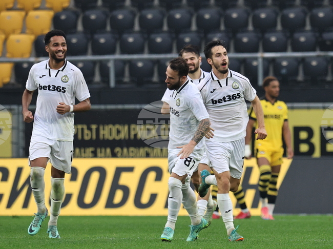 Жордан Варела и Момо Досо се завръщат в групата на Славия за мача с Ботев Пловдив