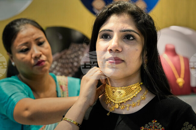 Слабото търсене намали покупките на бижута по време на пролетния фестивал на златото в Индия