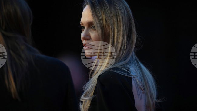 "Хората в Херсон живеят с опасността всеки ден", заяви Анджелина Джоли при посещението си в Украйна