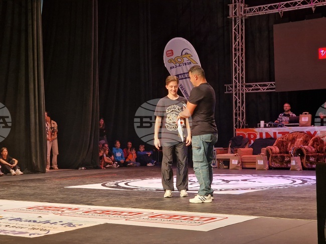 Брейк танцьори от девет клуба от страната демонстрират уменията си на Държавно първенство в Разград