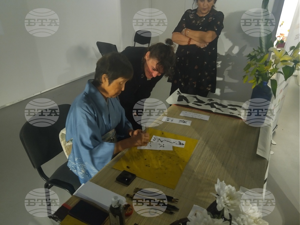 Културният обмен между България и Япония ме прави щастлива, каза за БТА Мивако Ноте, майстор на калиграфия