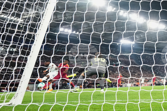 Интер измъкна трудна победа срещу Рома и оглави класирането в италианската футболна Серия "А"