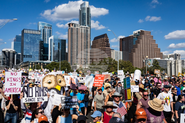 В хиляди градове на САЩ днес са планирани митинги в рамките на протеста „Без крале“ срещу Тръмп