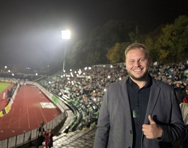 Инвестициите в модерна инфраструктура са инвестиции в бъдещето на българските деца, заяви зам.-министър Петър Младенов при откриването на осветлението на стадион "Христо Ботев" в Габрово