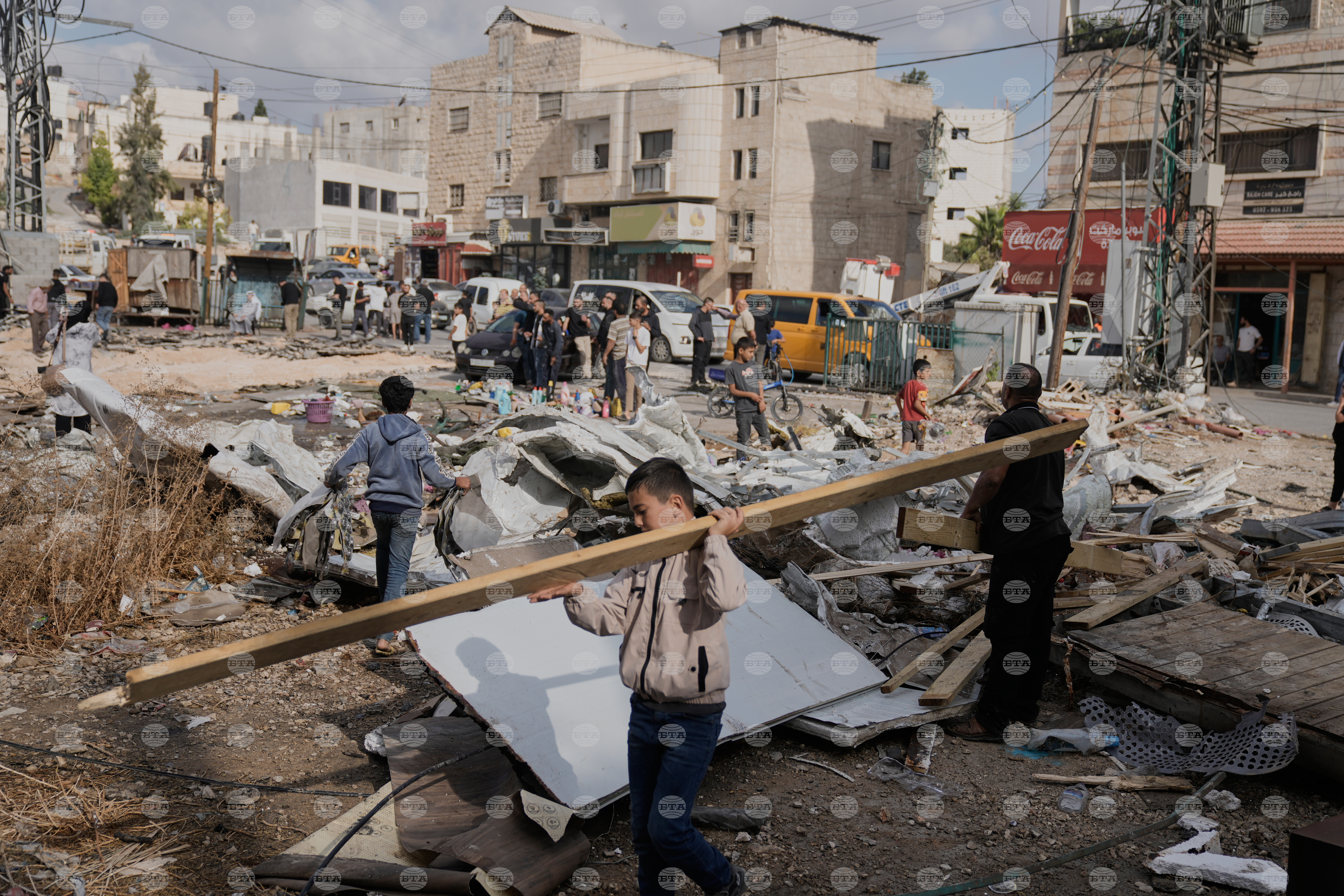 Израелската армия каза, че е убила на Западния бряг двама младежи, които са хвърляли коктейли "Молотов"