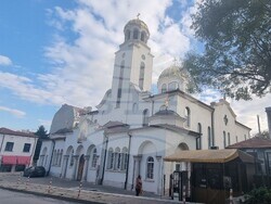 Шумен - църква "Свети Три Светители“ - неделна служба