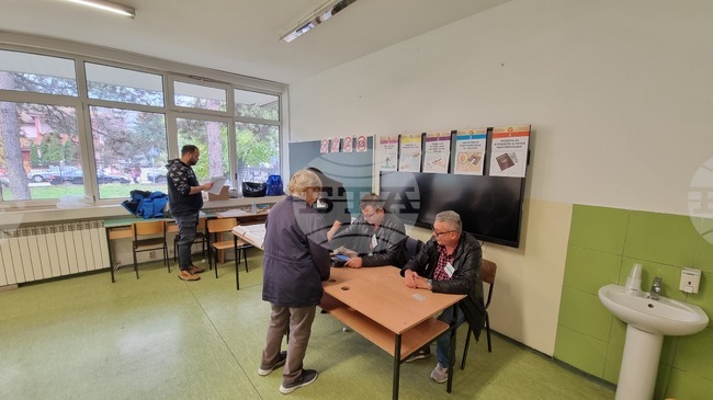 Половин час преди края на изборния ден избирателната активност за местните избори в Северна Македония е 46,65 процента