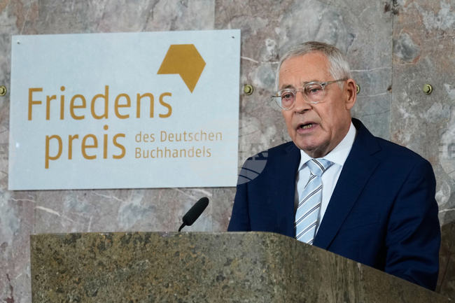 Франкфуртският панаир на книгата връчи наградата за мир на историка Карл Шльогел